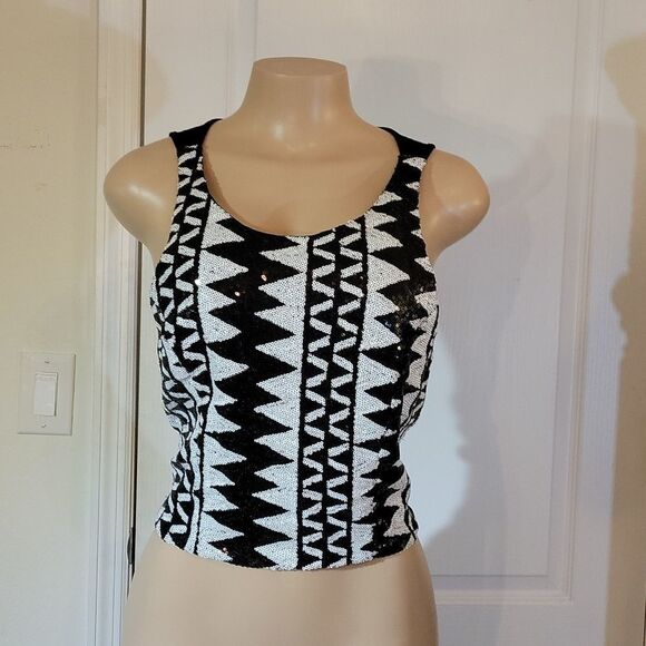 CHARLOTTE RUSSE WHITE &BLACK SEQUENCE PATTERN DESIGN CROP TOP - Picture 2 of 13